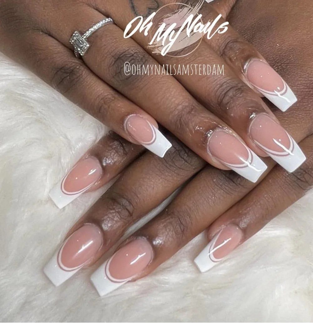 Witte French nagels met fijne lijntjes