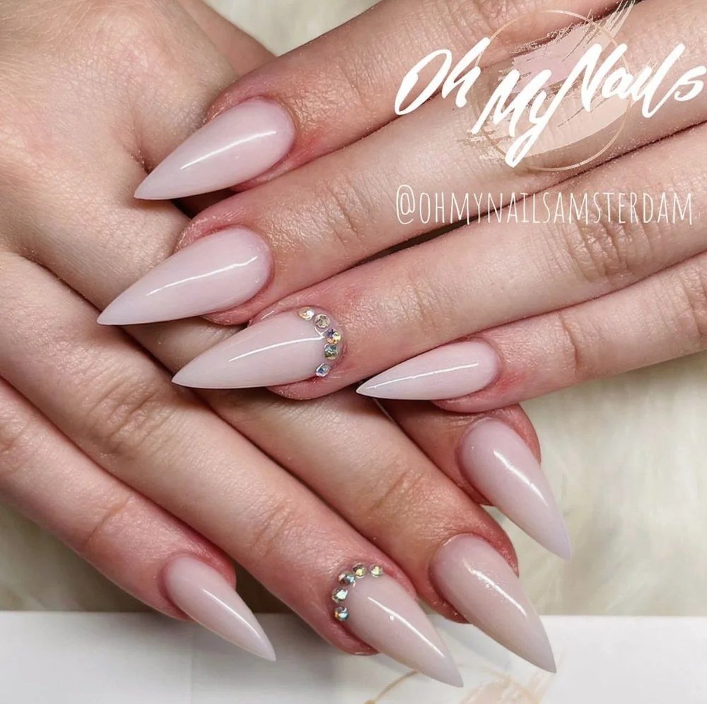 Nude amandelvormige nagels met fijne kristallen