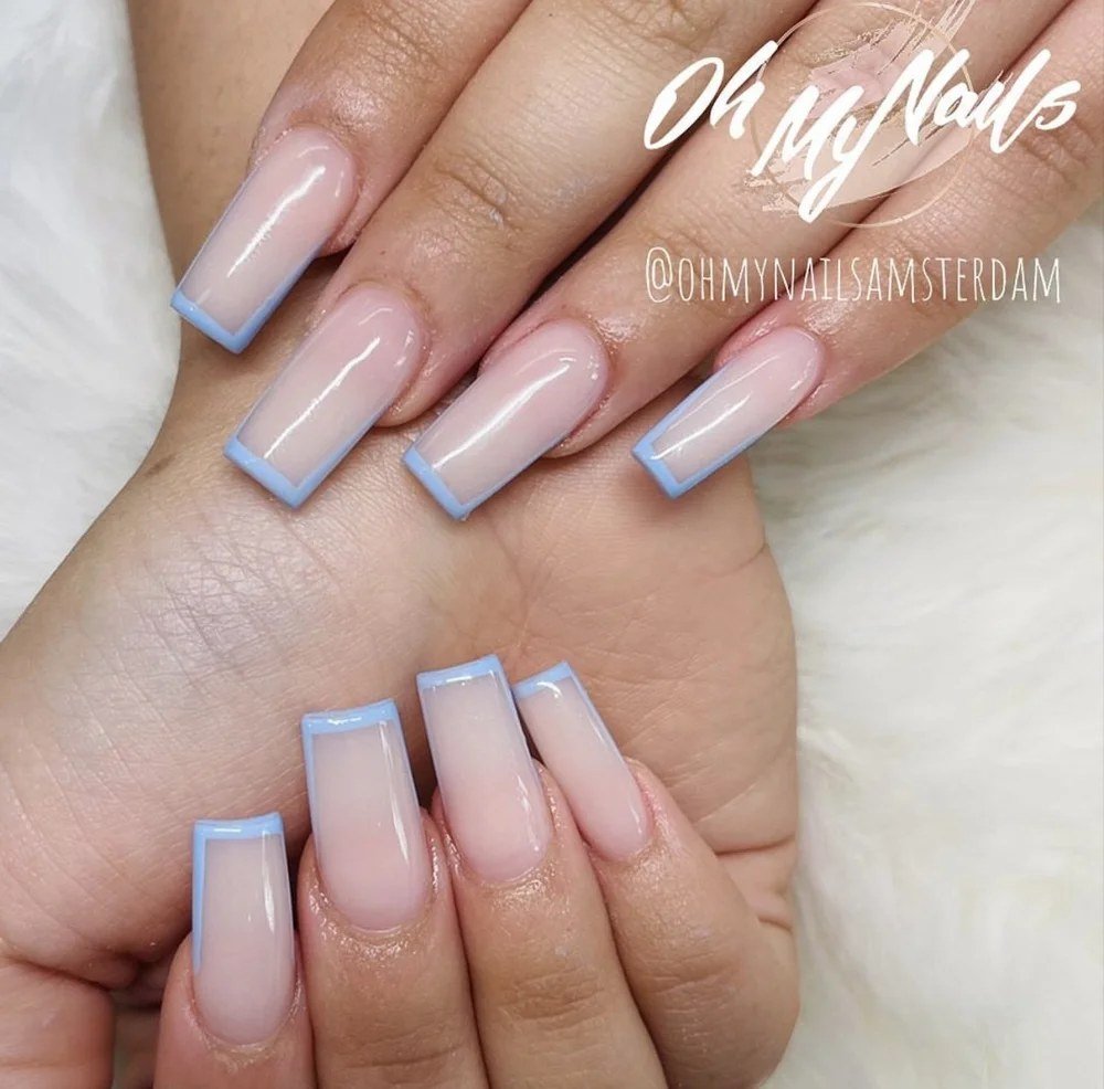 Zachte babyblauwe French nagels