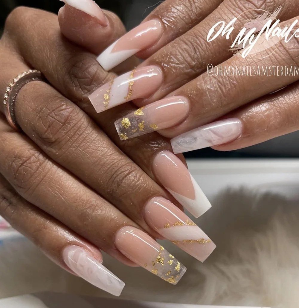 Nude French nagels met zachte gouden folie
