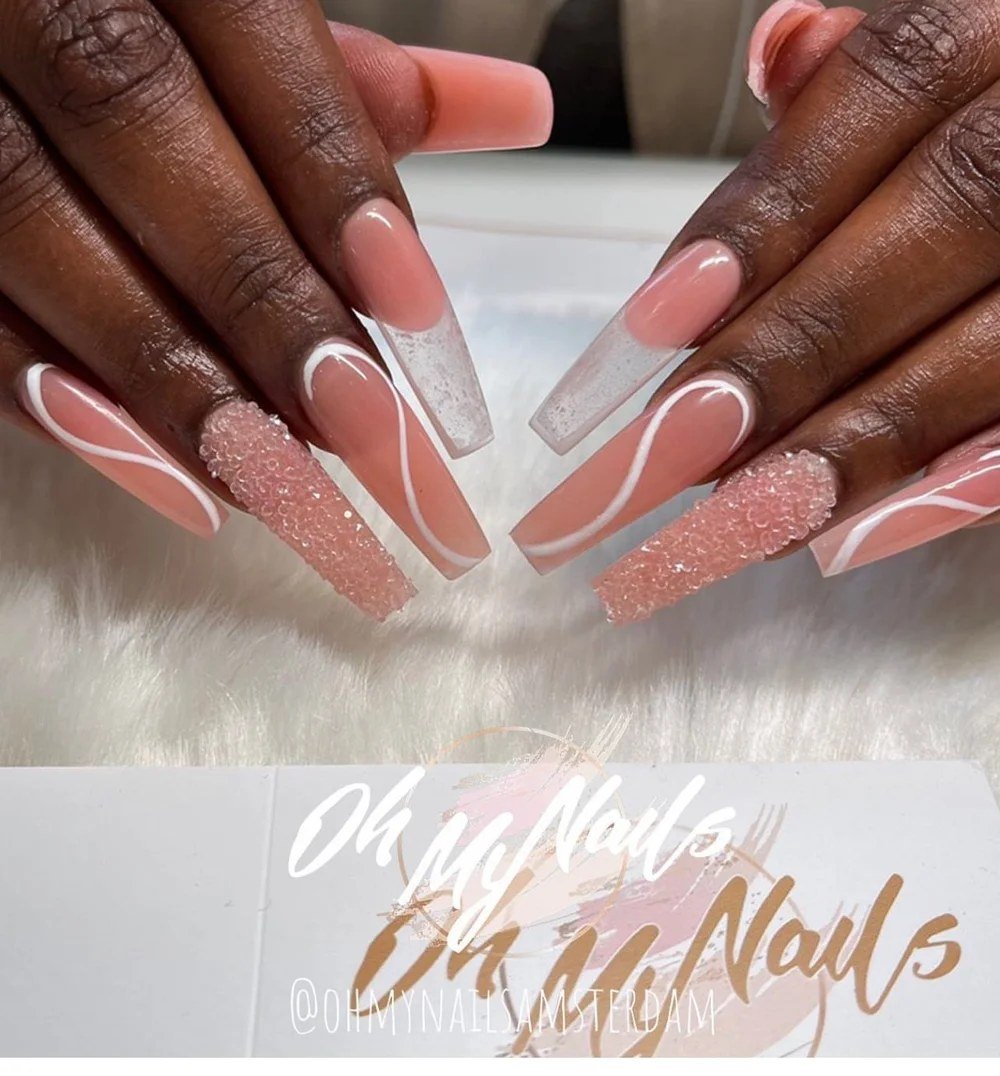Nude pink nagels met witte swirl en caviar details