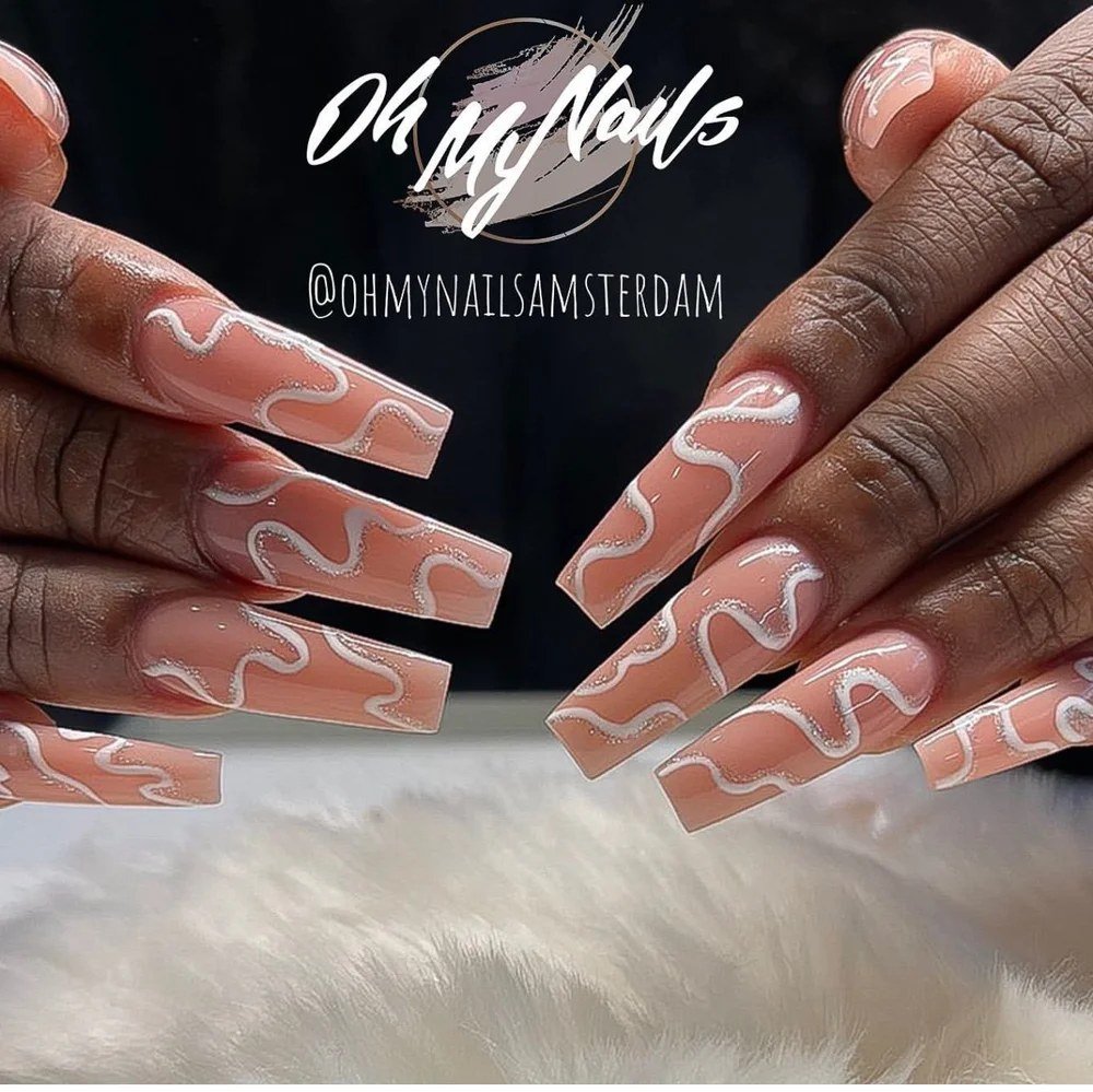 Nude pink nagels met fijne witte swirls