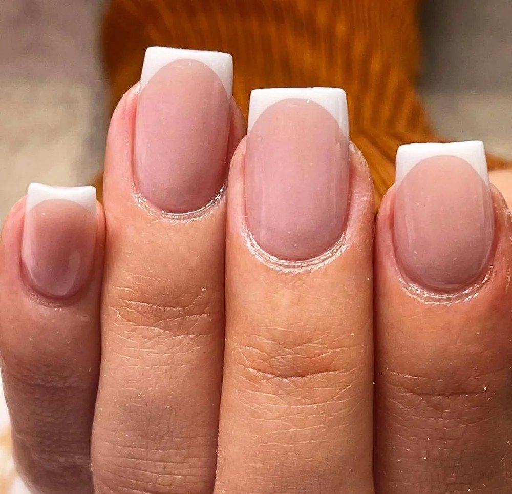 Verzorgde manicure met klassieke French